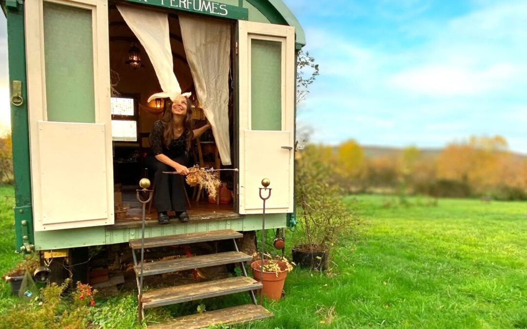 Ayin Perfumes, la roulotte aux mille senteurs pour créer son parfum sur mesure au milieu des champs dans le Morvan